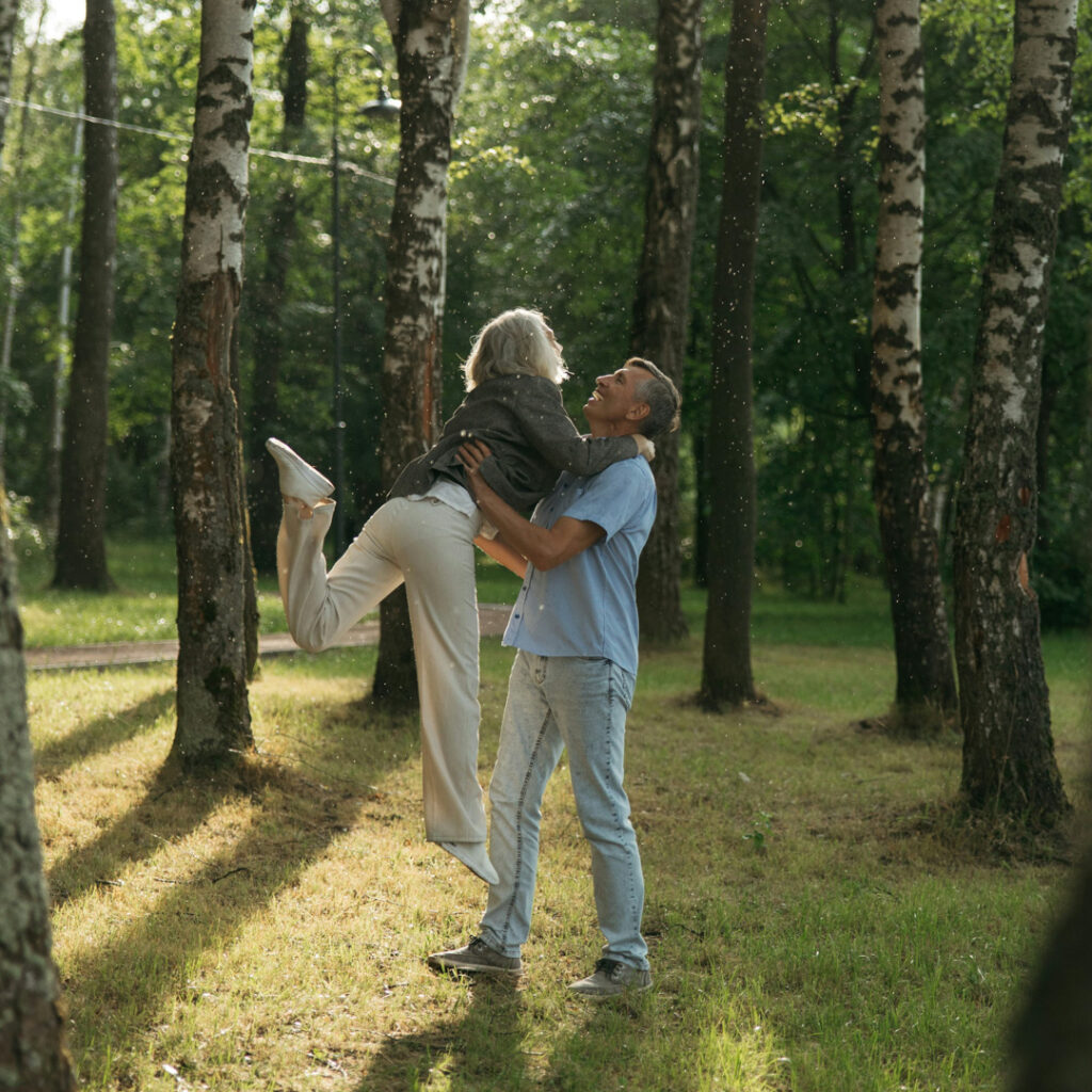 pelvic-health-couple-outside-having-fun-02x1080