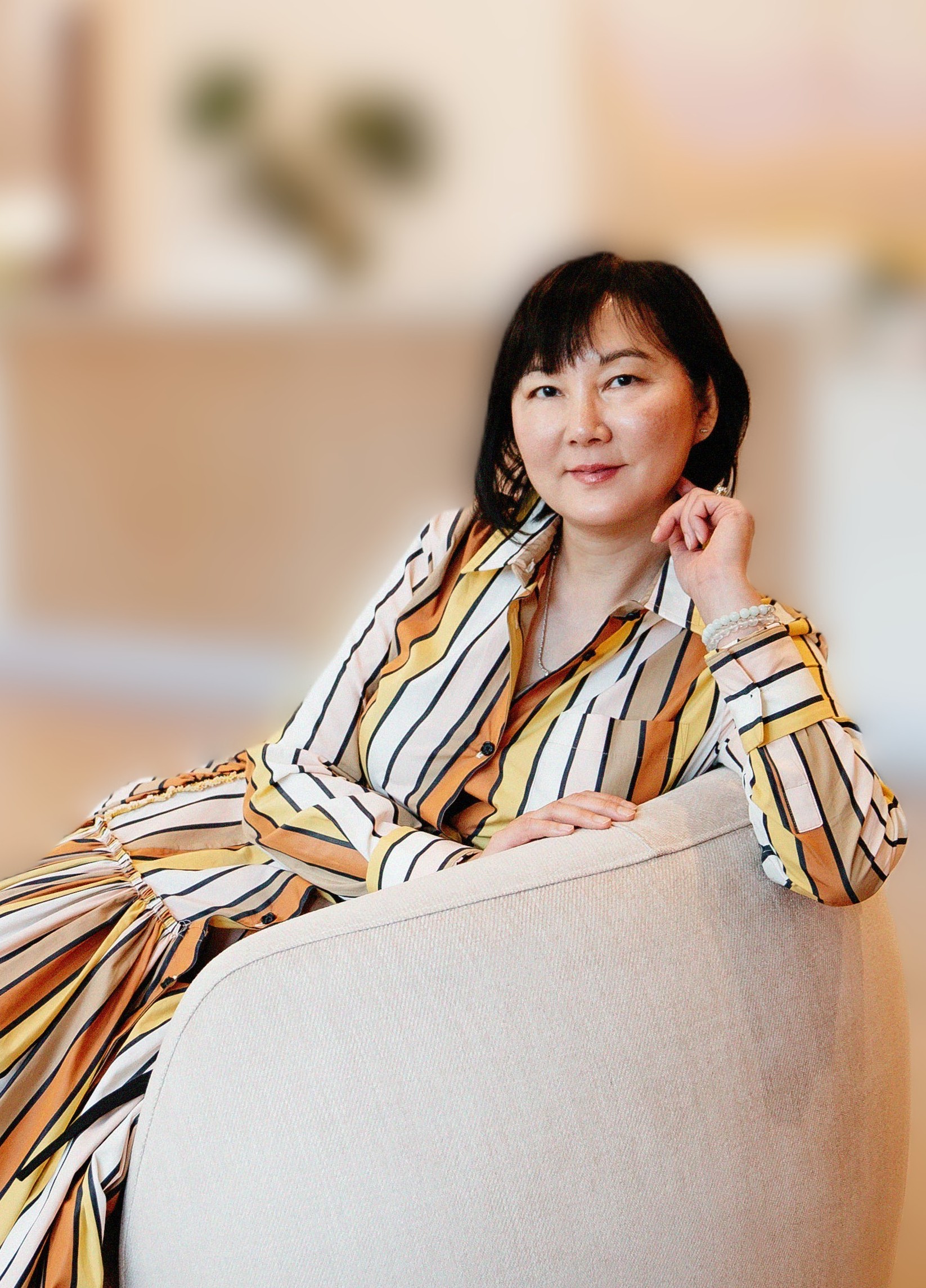 Dr. Roberta Huang MD discussing biologic allograft therapy with a patient at Lumera Medical in Portland Oregon